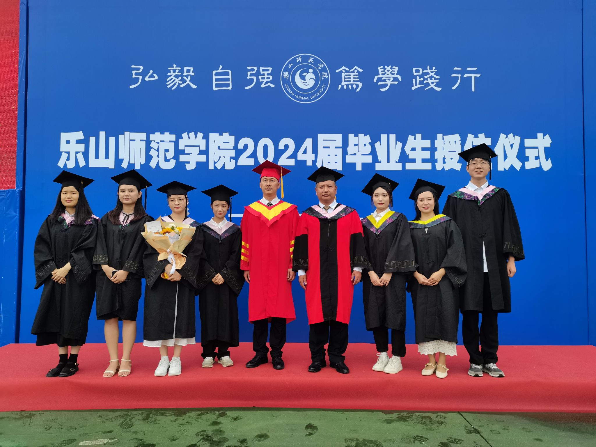 继续教育毕业生代表参加学校2...